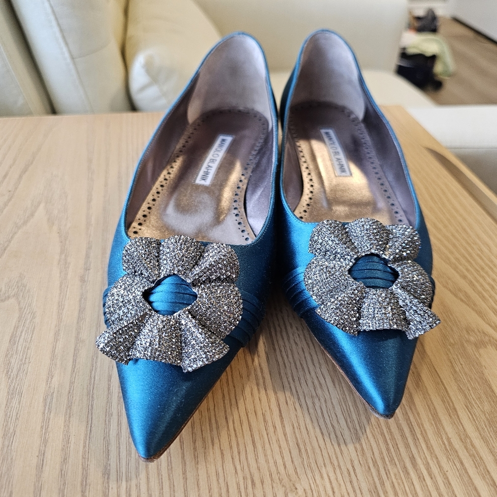 Manolo Blahnik Sinal Wave-Embellished Buckle Satin Flats, Blue - Picture 7 of 8